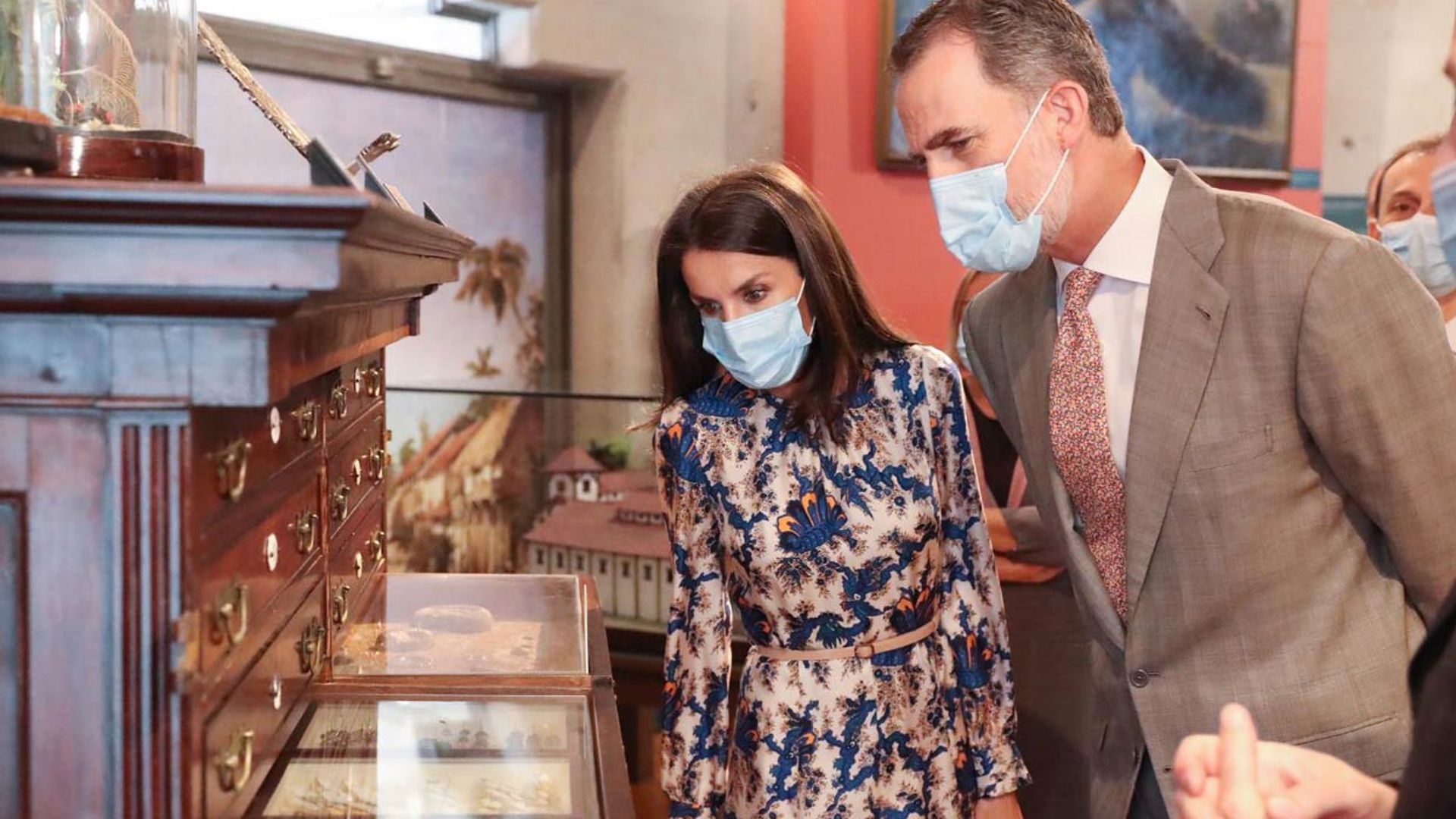 Entre fósiles y pipetas: la visita de los Reyes al Museo de Ciencias Naturales