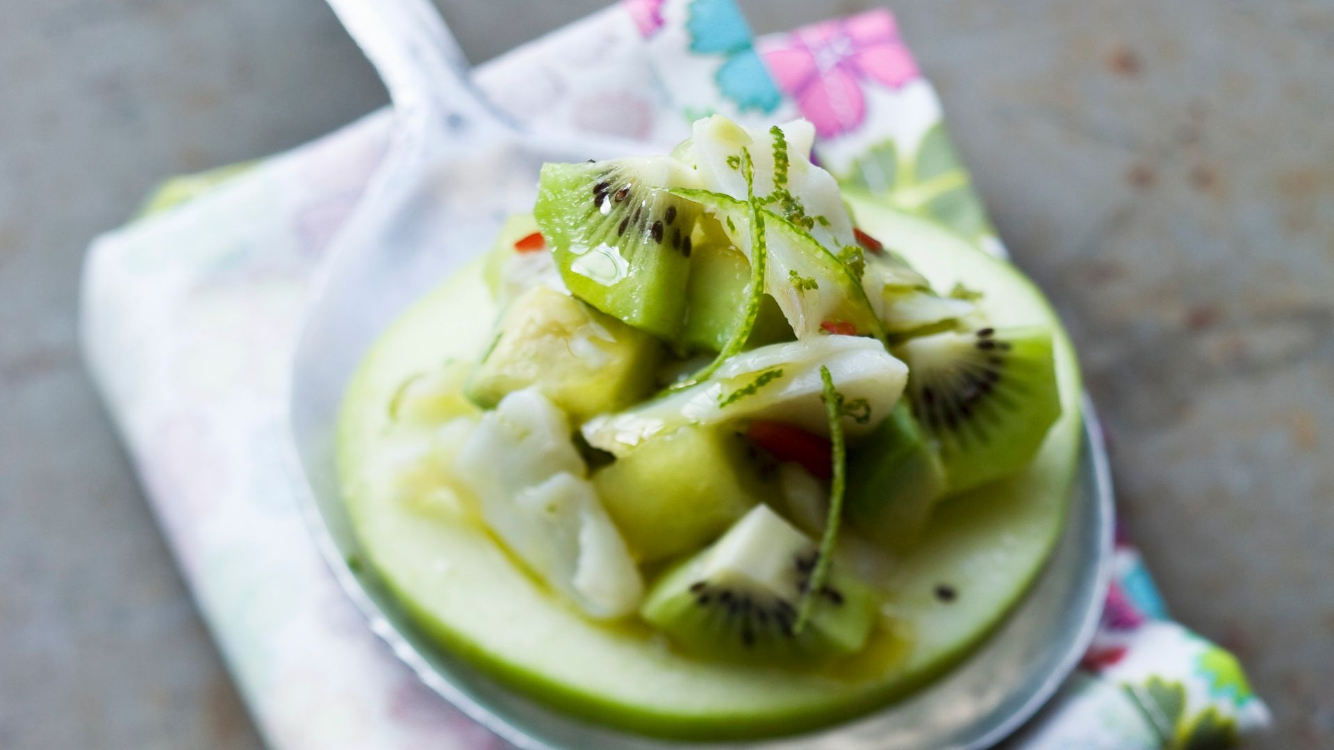 Ensalada de bacalao con aguacate y kiwi