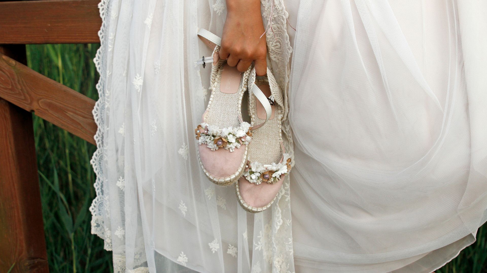 Sandalias de cuña y alpargatas: los diseños más bonitos por los que suspiran las amantes de la moda