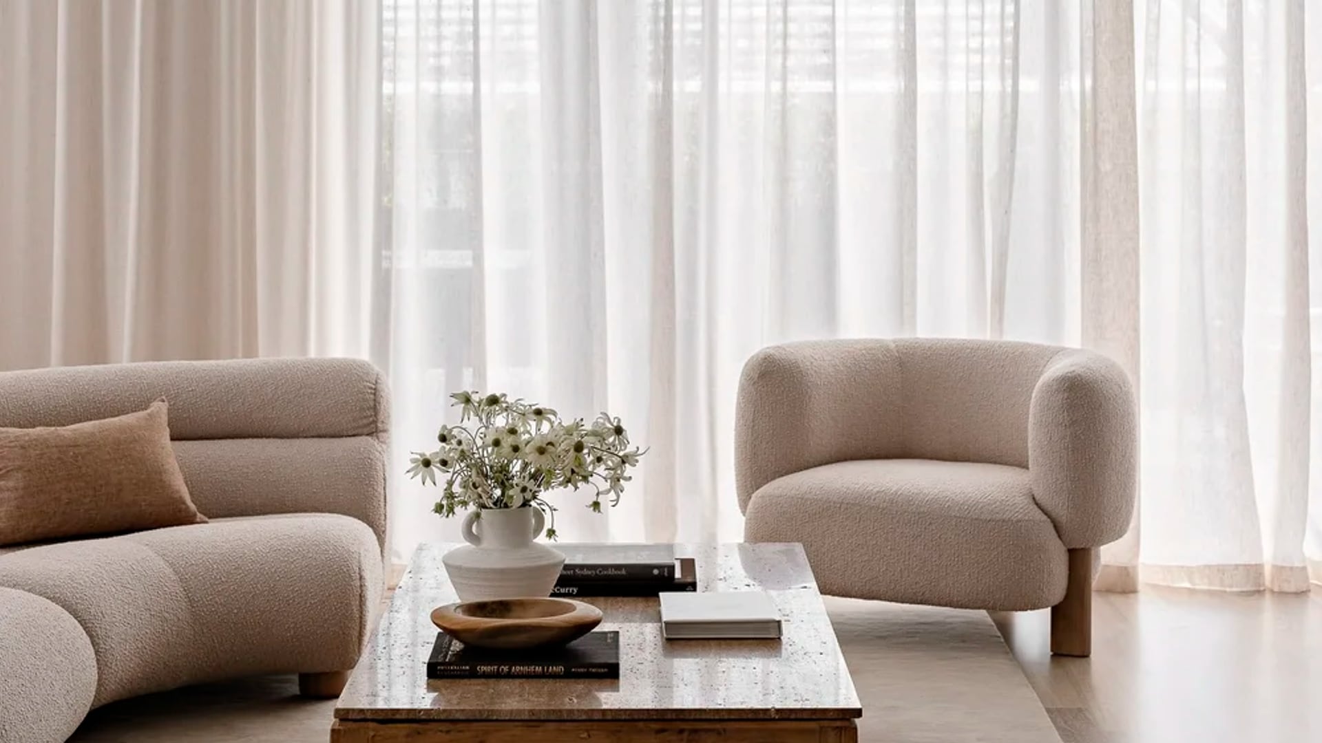 Salón decorado en tonos neutros