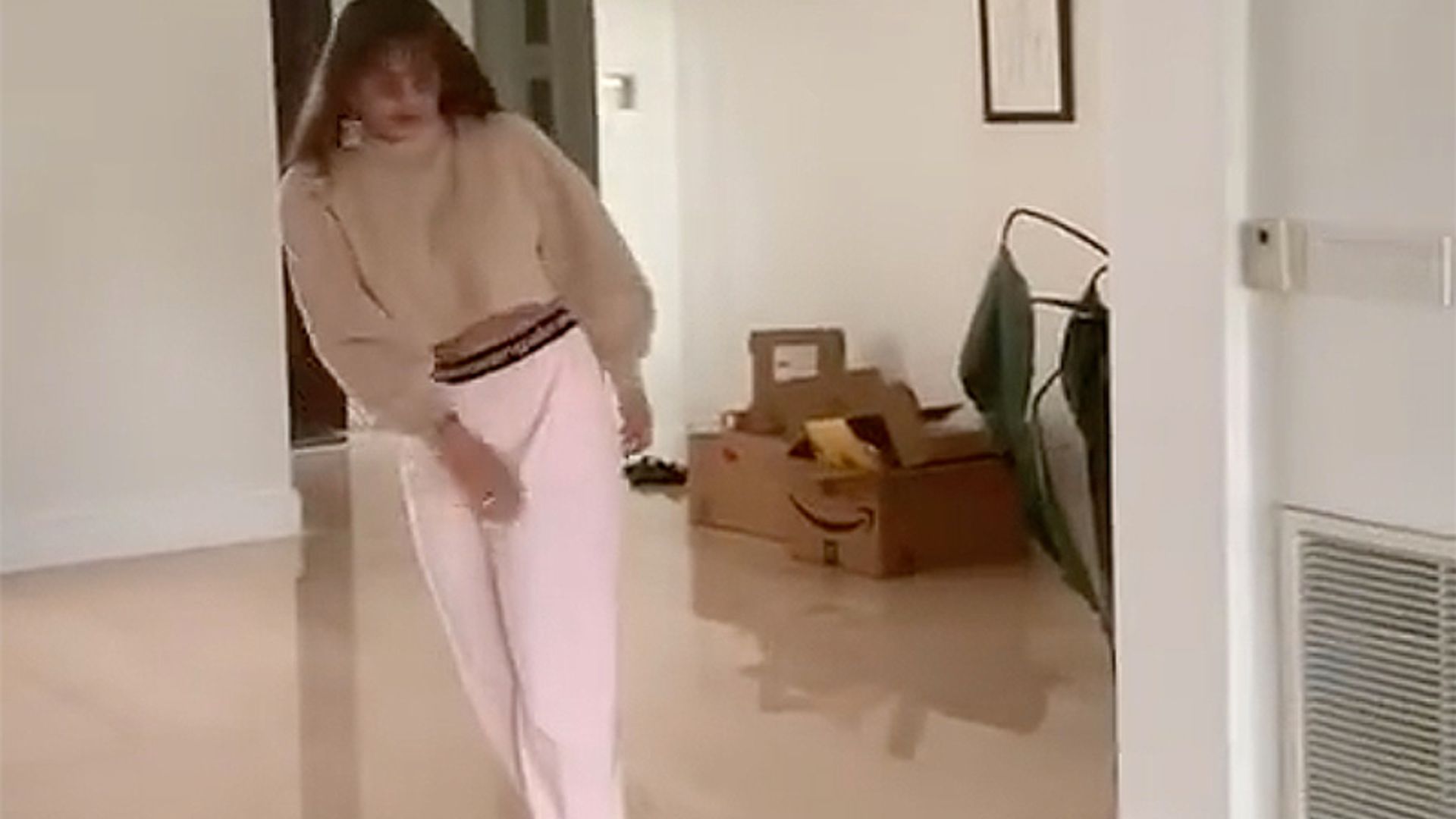 Rosalía aprende a patinar en casa y acaba ‘malamente’
