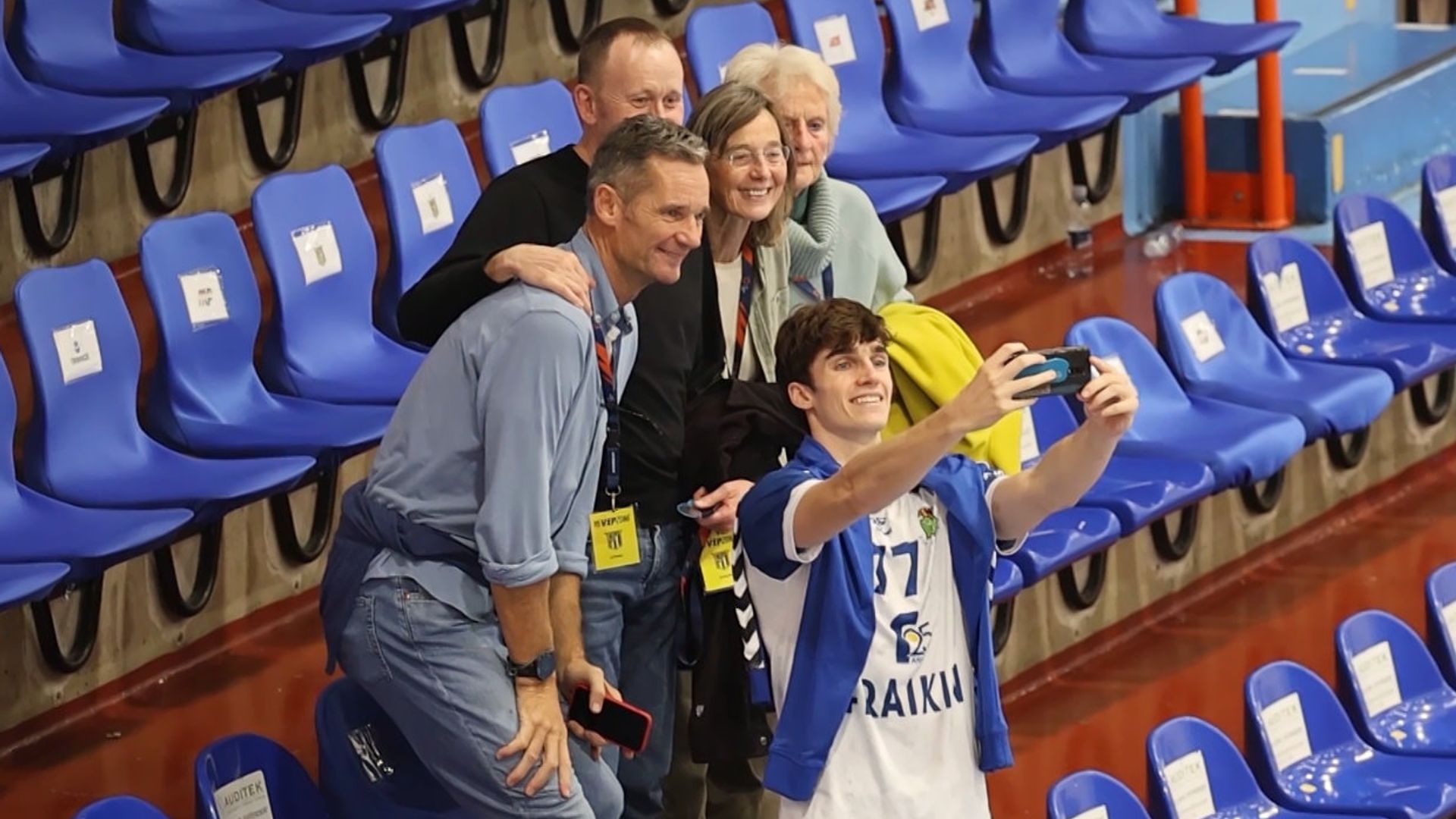La familia Urdangarin, el mejor apoyo de Pablo en un partido entre abrazos y 'selfies'