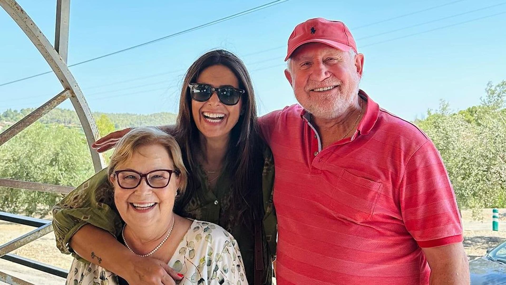 Nuria Roca, feliz al reencontrarse con sus padres, que se llevan estupendamente a pesar de llevar 49 años separados