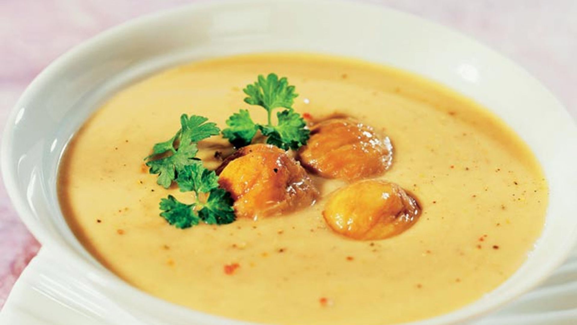 Crema de castañas con caldo de ave y nata
