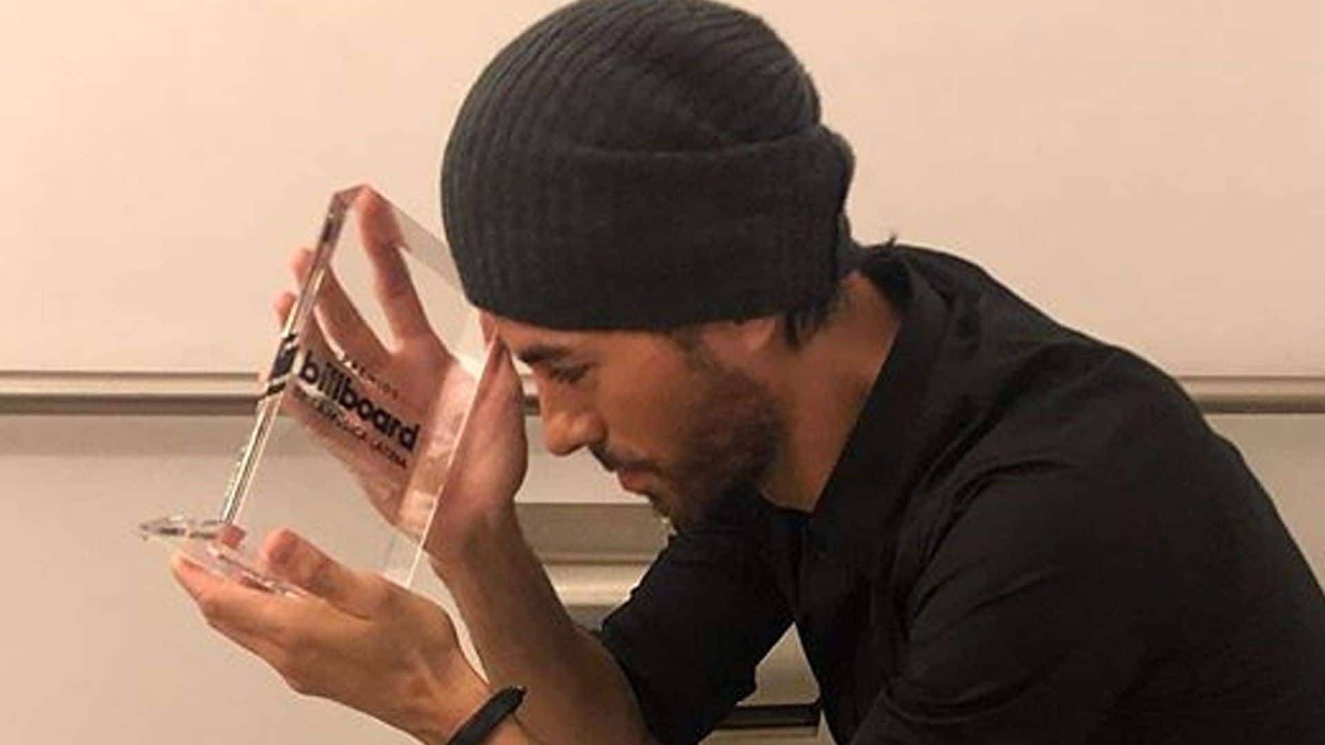 El insólito lugar en el que se ‘escondió’ Enrique Iglesias tras recibir el mayor honor de su carrera