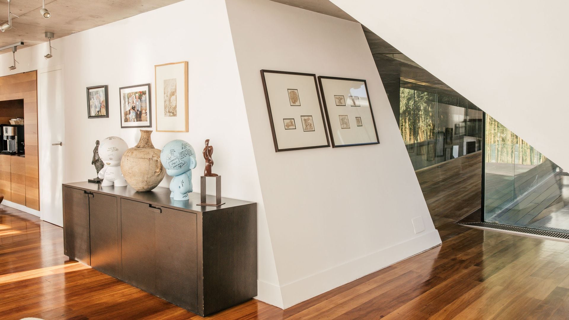  Sobre el aparador, escultura de bronce 'Mujer', de Zúñiga, y vasija de Mario Antonio Franceschini