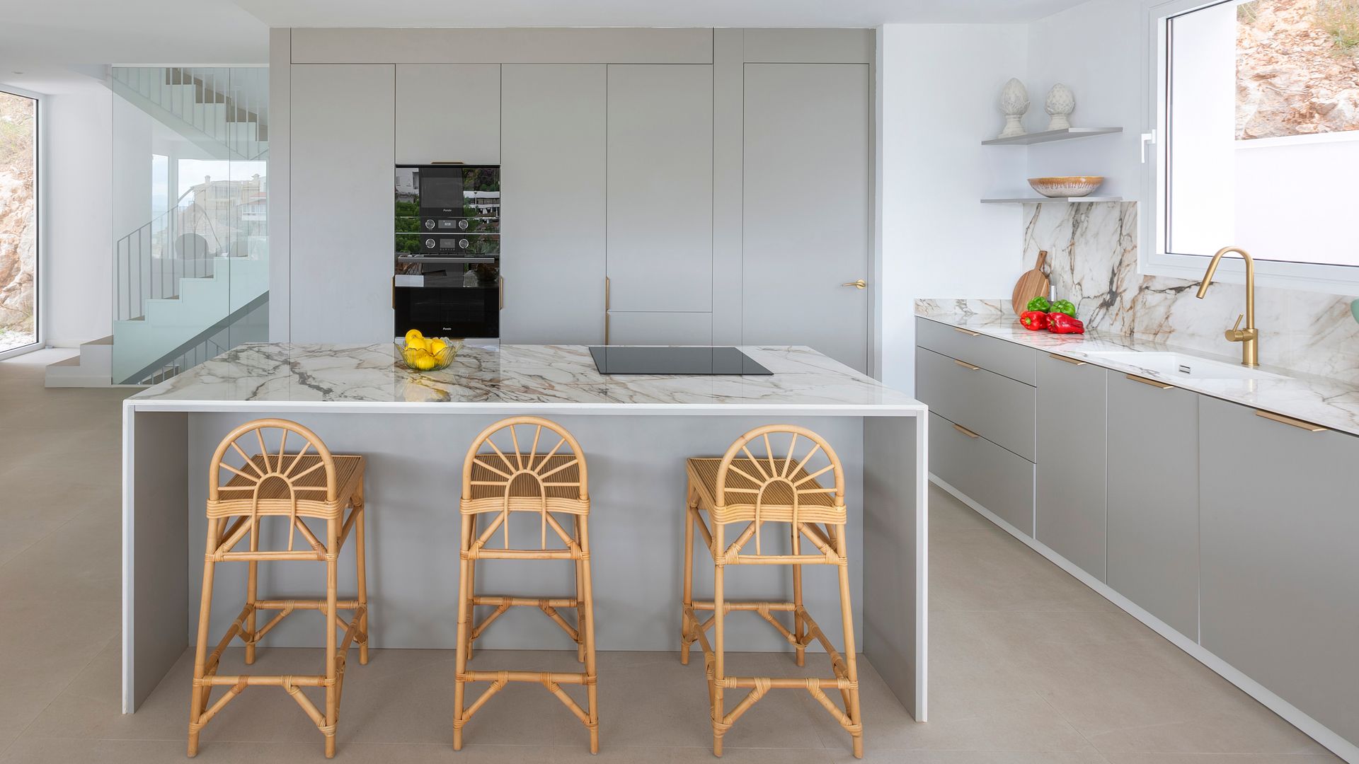 Cocina abierta con isla en un proyecto de Inspira Design