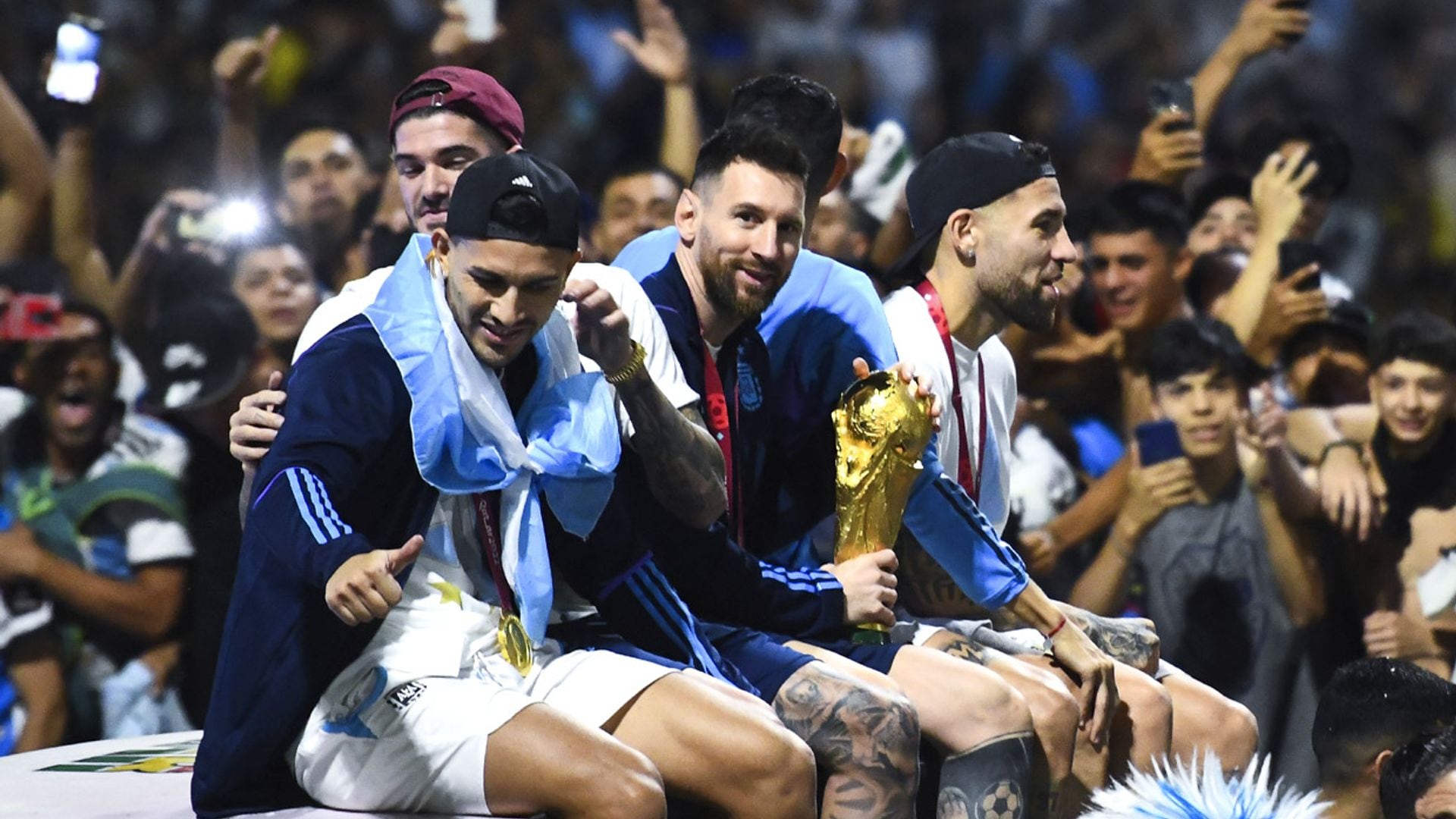 La euforia de los jugadores de la selección argentina al volver a casa alzando su trofeo