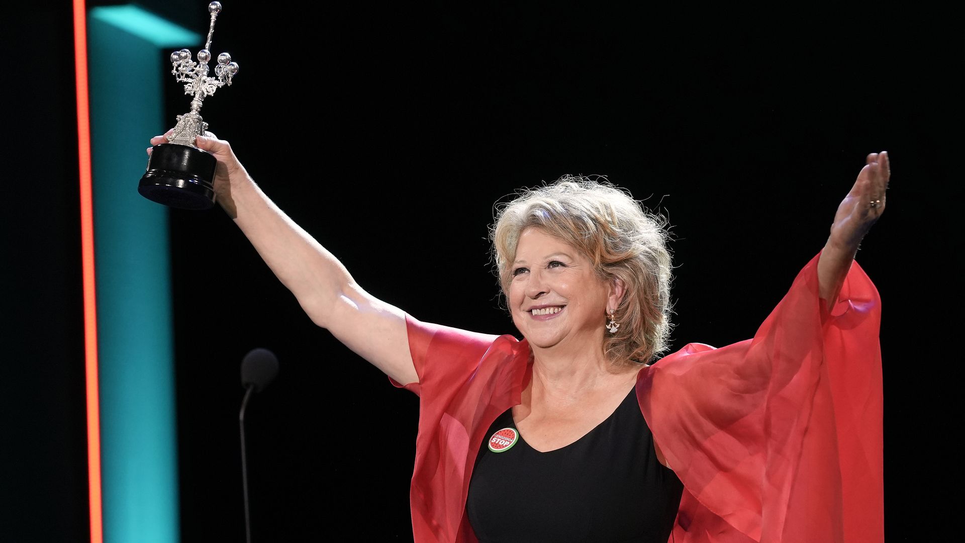 Esther García posa con el Premio Donostia en el Festival de San Sebastián 2025