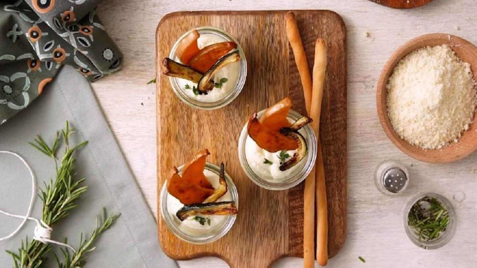 'Mousse' de queso y crujiente de verduras