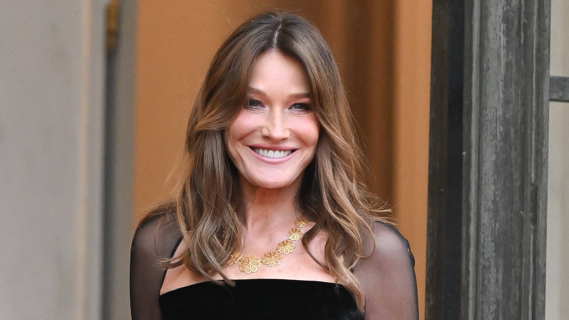 Carla Bruni, las claves del regreso de la ex primera dama al Elíseo: vestido con transparencias y belleza perfecta