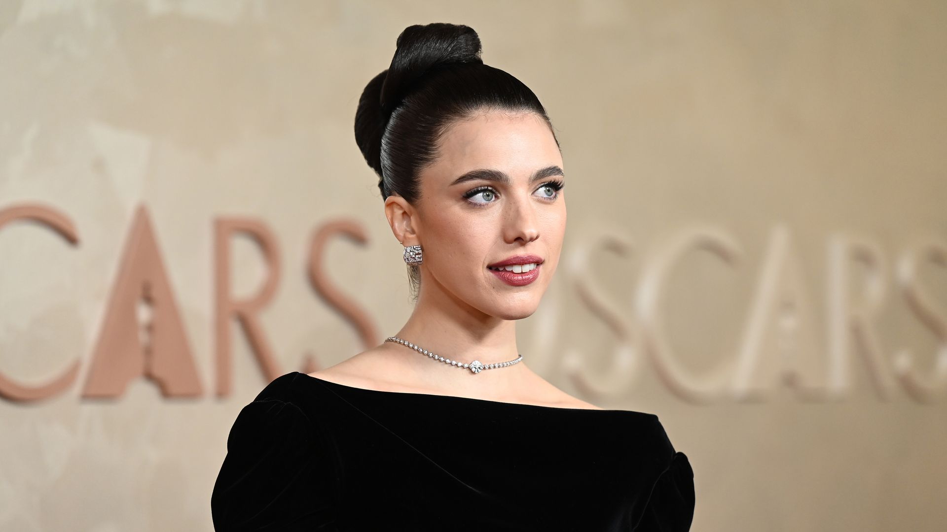 Margaret Qualley hace referencia a Nicole Kidman en Chanel N°5 para los Premios Oscar