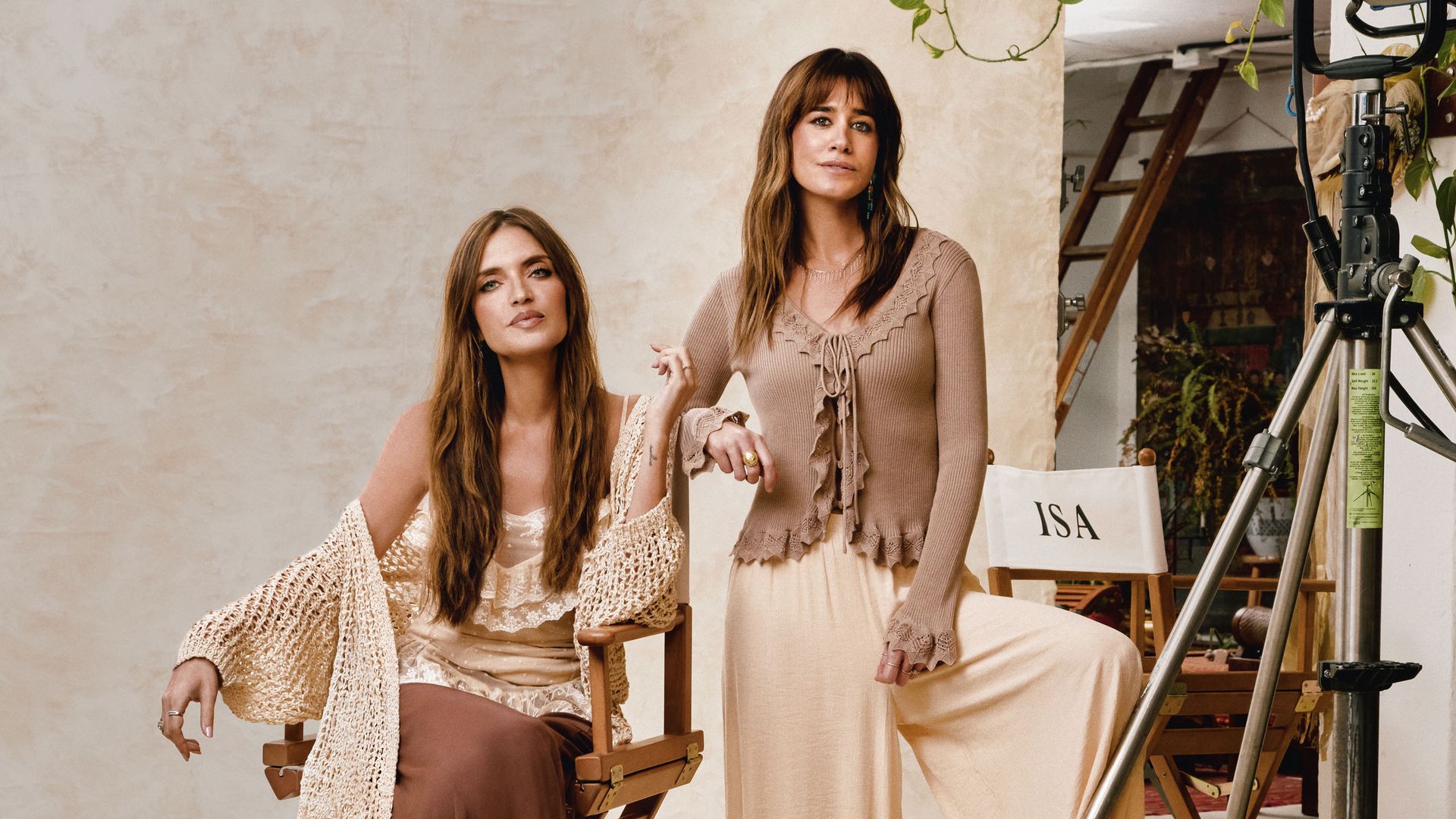 Sara junto a Isabel Jiménez, con quien fundó la firma de moda. "Nuestra ropa es para una mujer libre, ya que el concepto de libertad lo llevamos muy entre nuestros valores. También para una mujer independiente, todoterreno…", nos dice la periodista deportiva