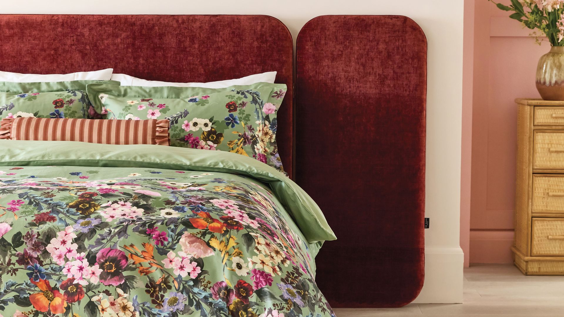 Cama tapizada en chenilla color burdeos