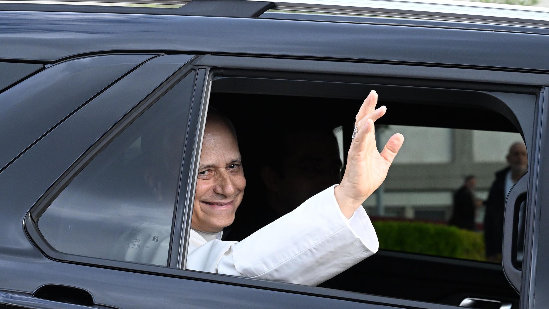 El Papa, a su salida del hospital, sonriente