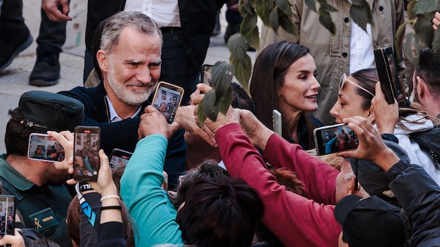 Los reyes Felipe y Letizia saludando a vecinos de Chiva