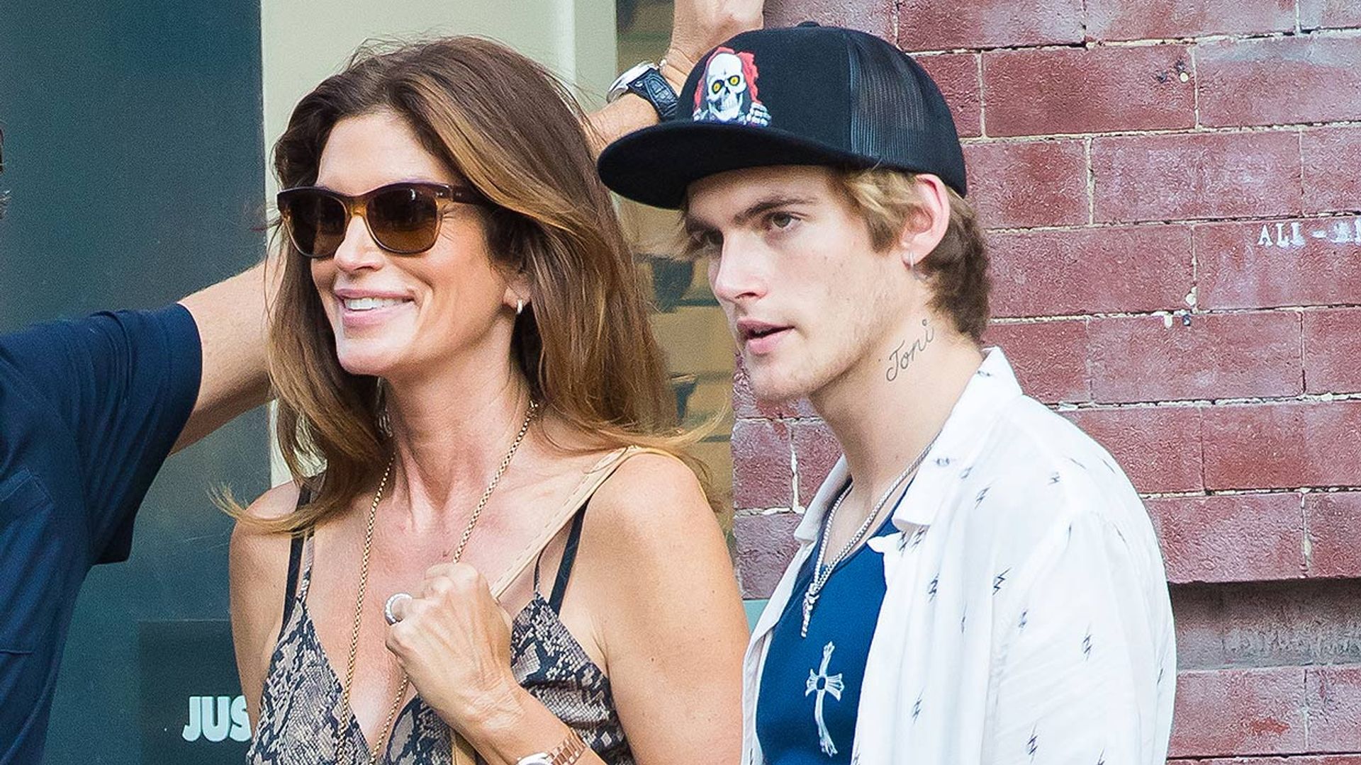 No contento con uno, Presley Gerber se hace un nuevo tatuaje en la cara