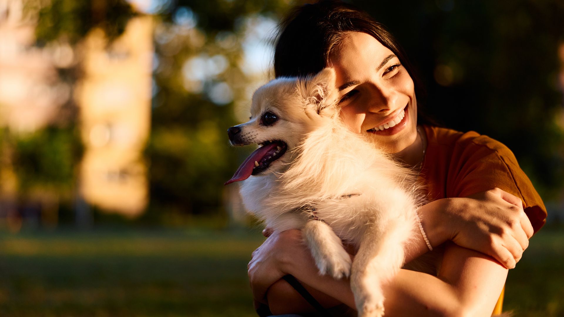 Mujer feliz con su perro