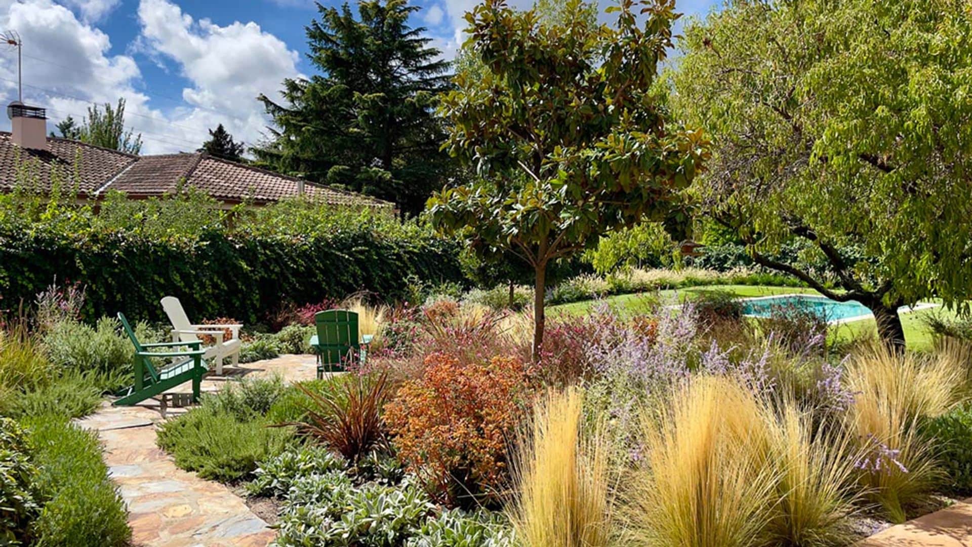 Así se diseñan los jardines naturalizados, el estilo de paisajismo que más triunfa