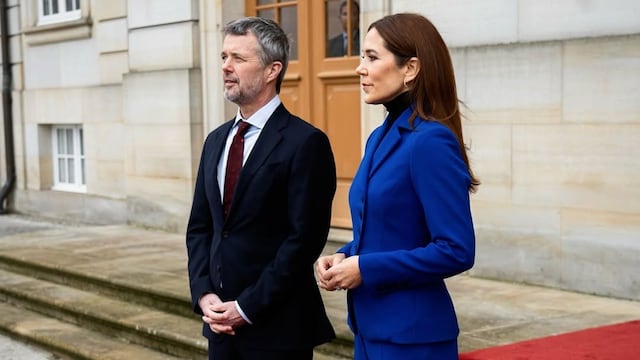 Plano entero de Mary de Dinamarca con traje azul
