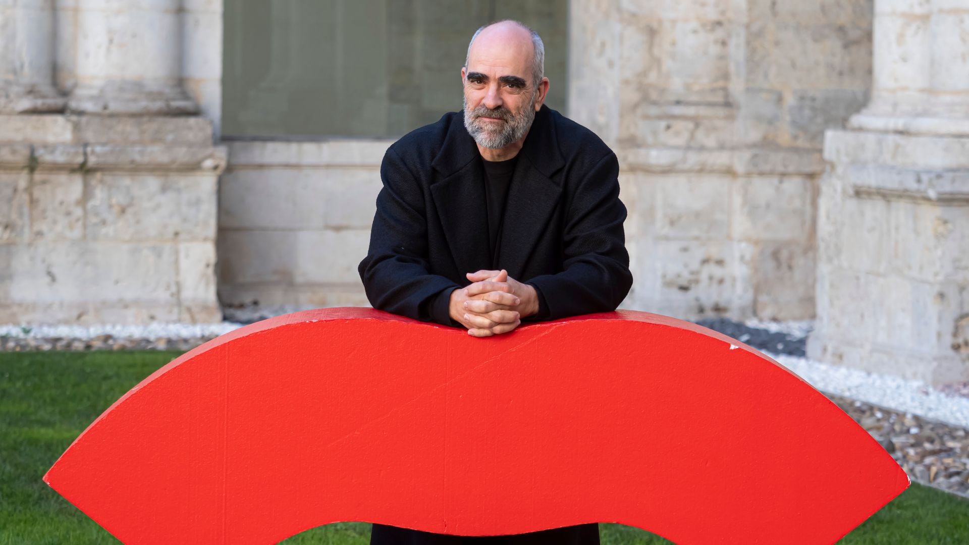Luis Tosar posando en el Teatro Calderón con motivo de la Semana Internacional del Cine de Valladolid (SEMINCI).