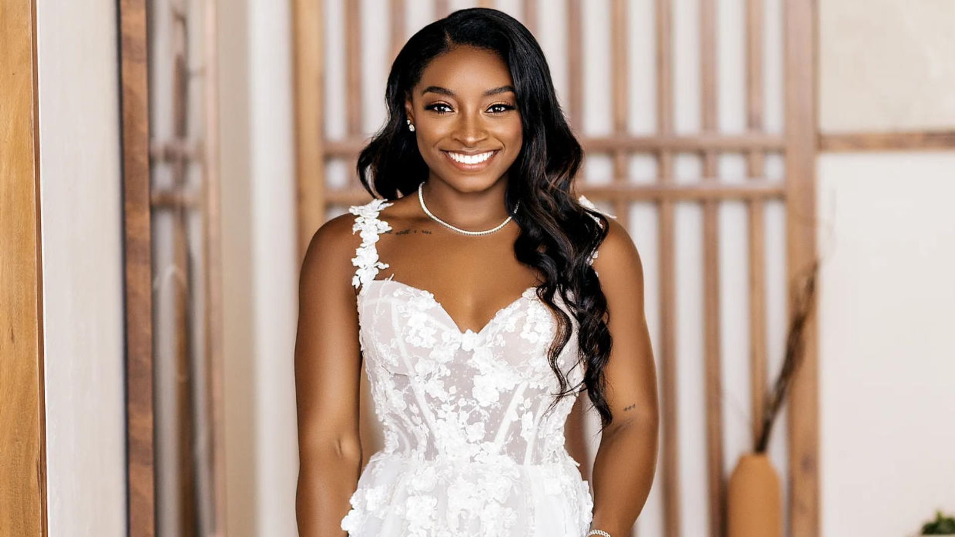 Simone Biles elige cuatro vestidos con brillos y flores en 3D para su boda en México