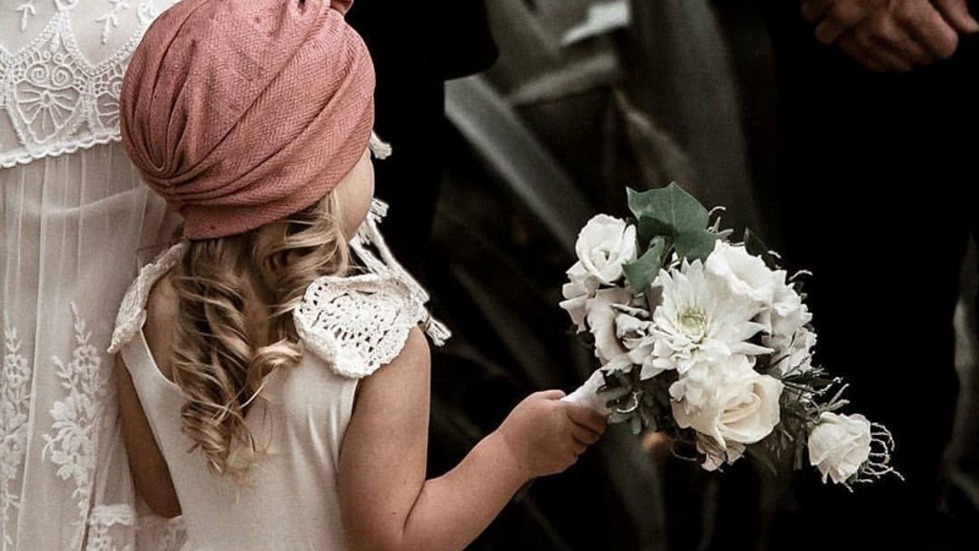 Tocados alternativos para damas de honor si no te gustan las coronas de flores