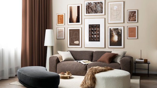 Salón decorado con galería de cuadros