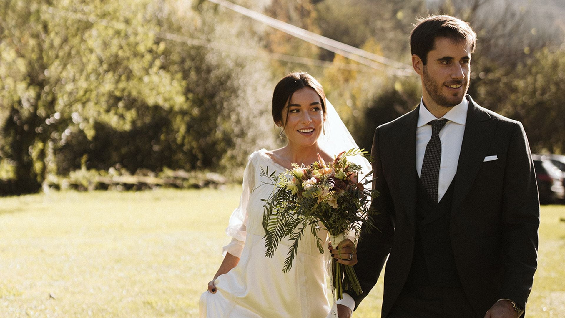 Marta, la novia del vestido con 'aire antiguo' y velo de seda para su boda en un pueblo de Bilbao