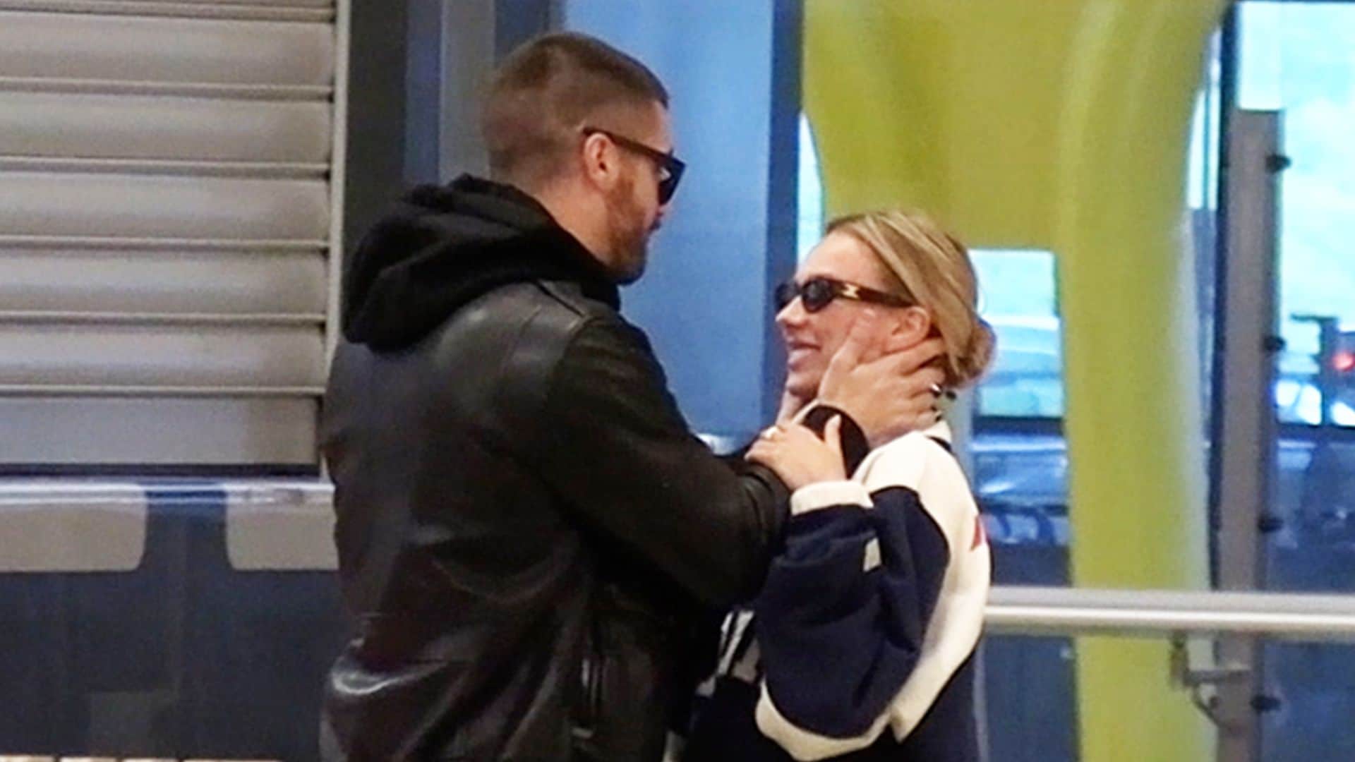 Ester Expósito y Hugo Diego García ya no se esconden: su romántico vídeo en el aeropuerto