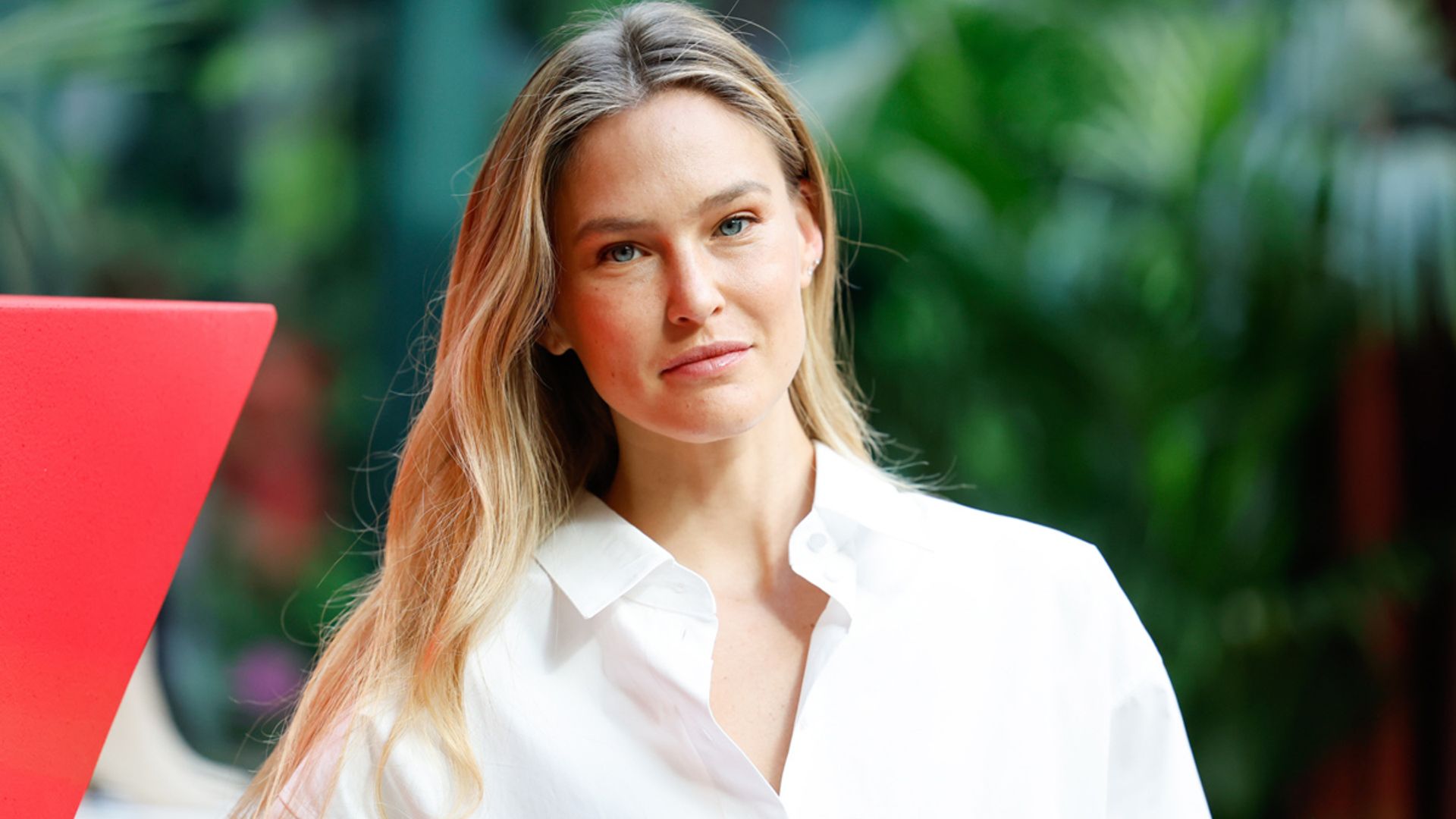 Las alpargatas españolas conquistan a la 'top model' Bar Refaeli y quedan genial con pantalón blanco