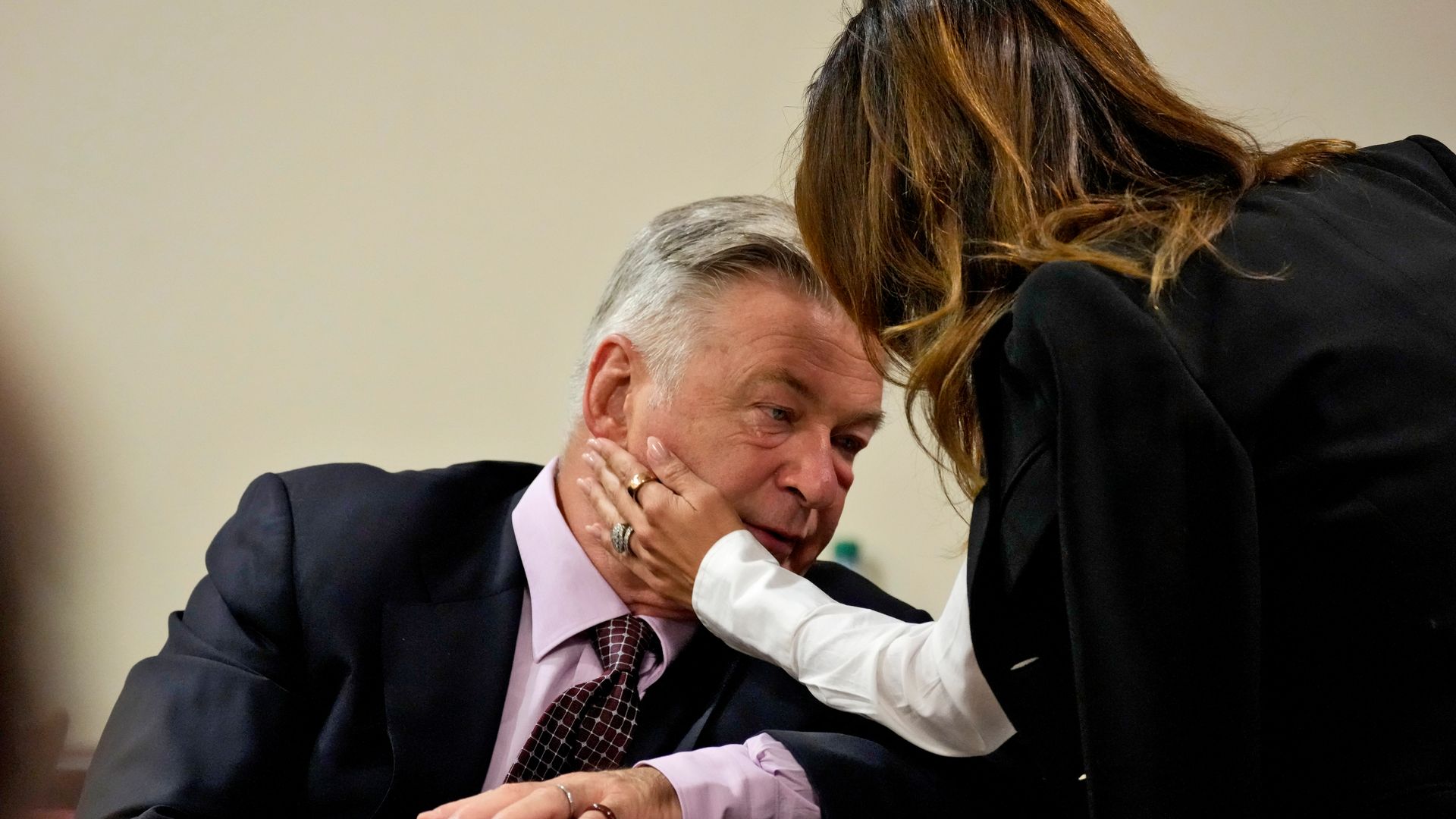 La esposa de Alec Baldwin revela que el actor estuvo al borde del abismo tras el incidente en el rodaje de ‘Rust’