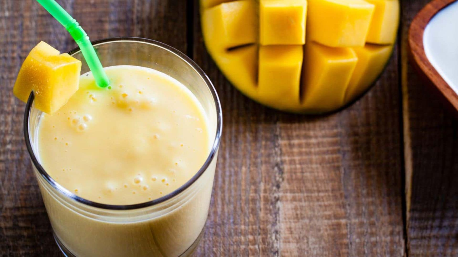 Combina frutas y yogur para preparar refresantes 'lassis'