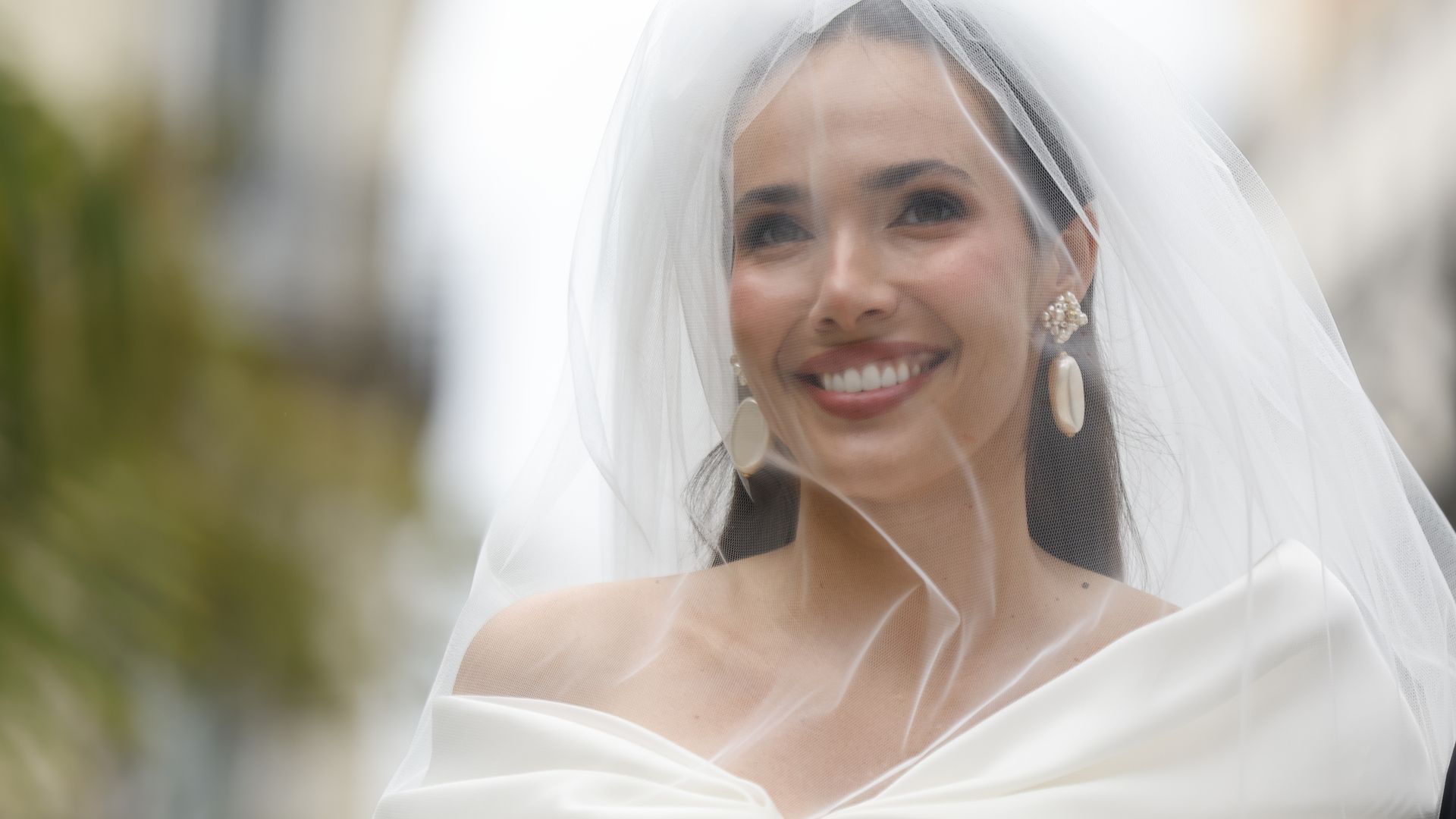 Al detalle, los tres vestidos de novia de Ana Moya en su boda con Diego Conde