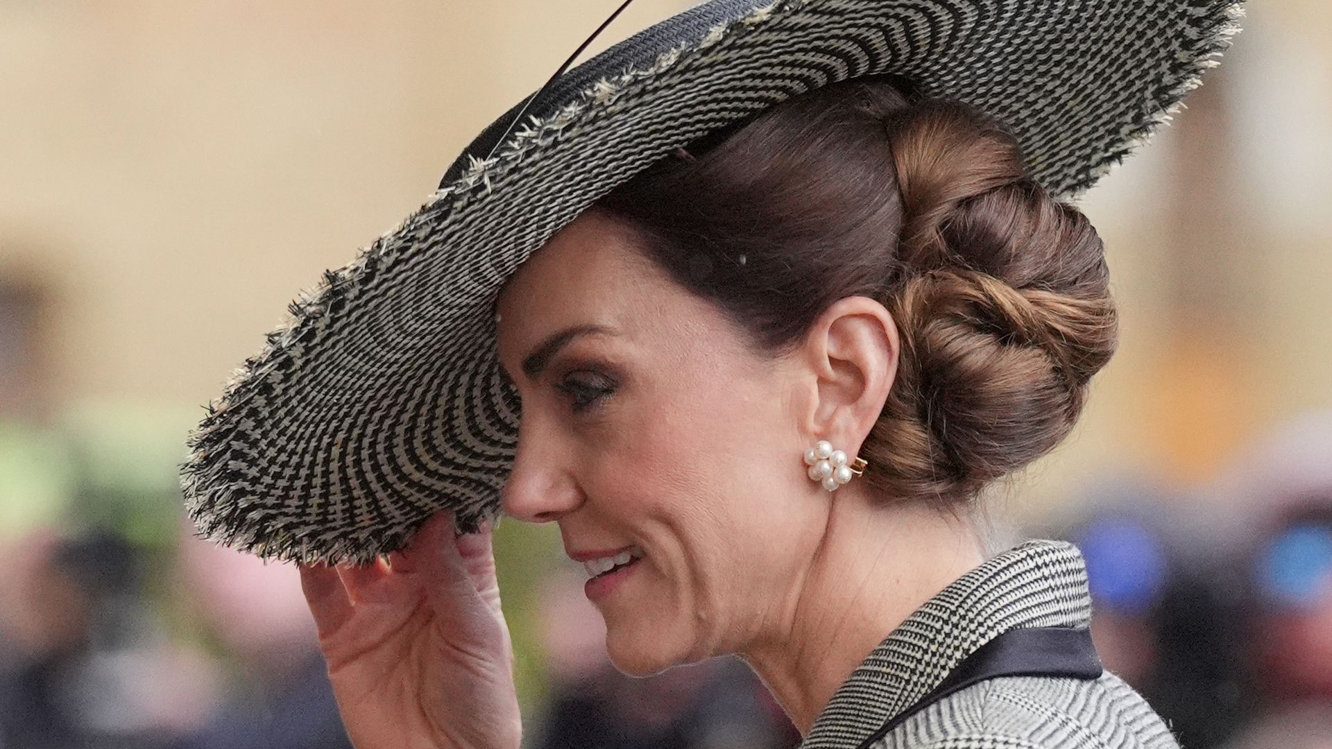 Kate Middleton ’rompe’ el protocolo en Canterbury y deslumbra con un vestido-abrigo y tocado XL