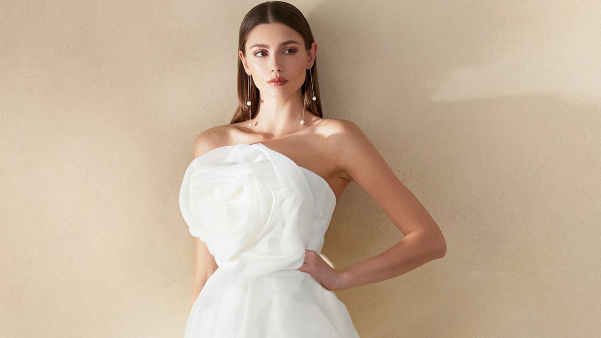 Pronovias se reinventa con una colección cápsula de vestidos sencillos con detalles de alfombra roja