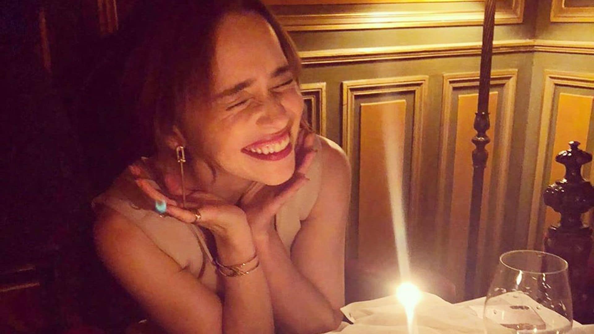 Ya puedes cenar con Emilia Clarke... ¡y por una buena causa!