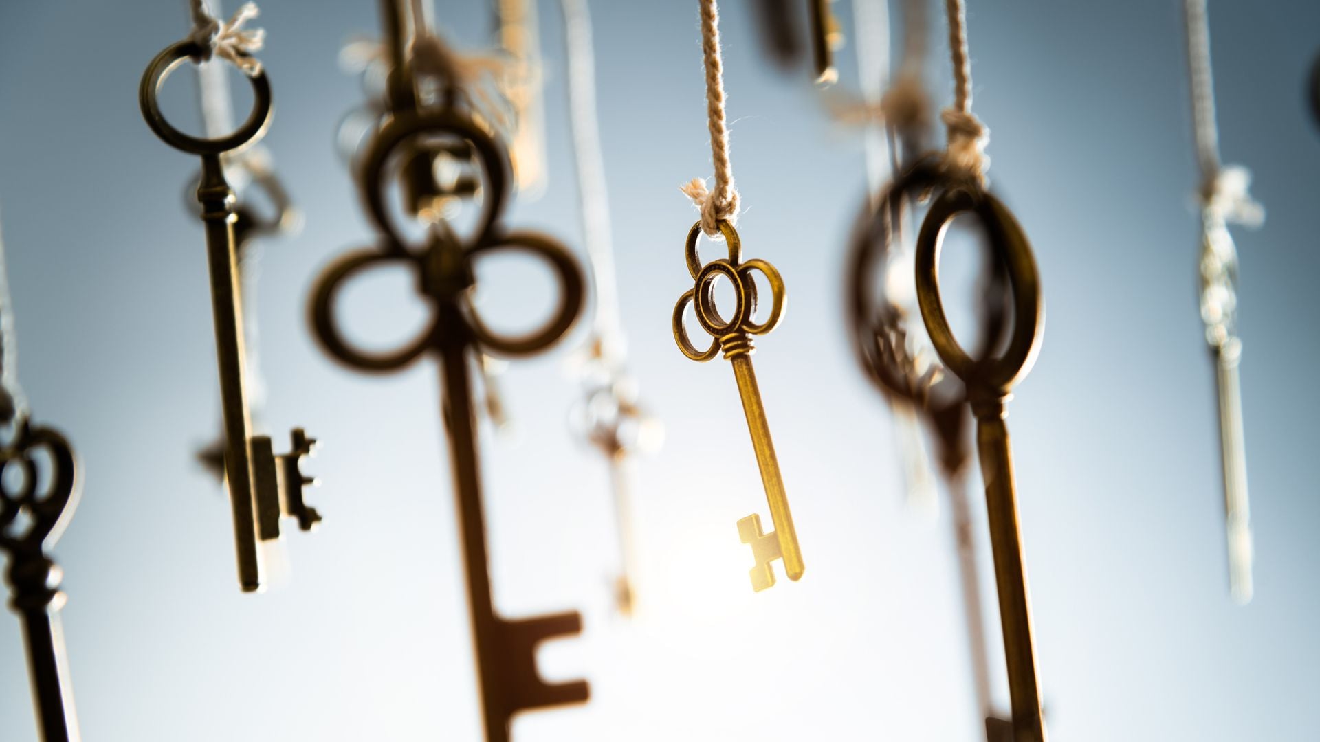 Las llaves viejas colgadas en el balcón se mueven con el viento y generan un sonido que incomoda a las palomas.