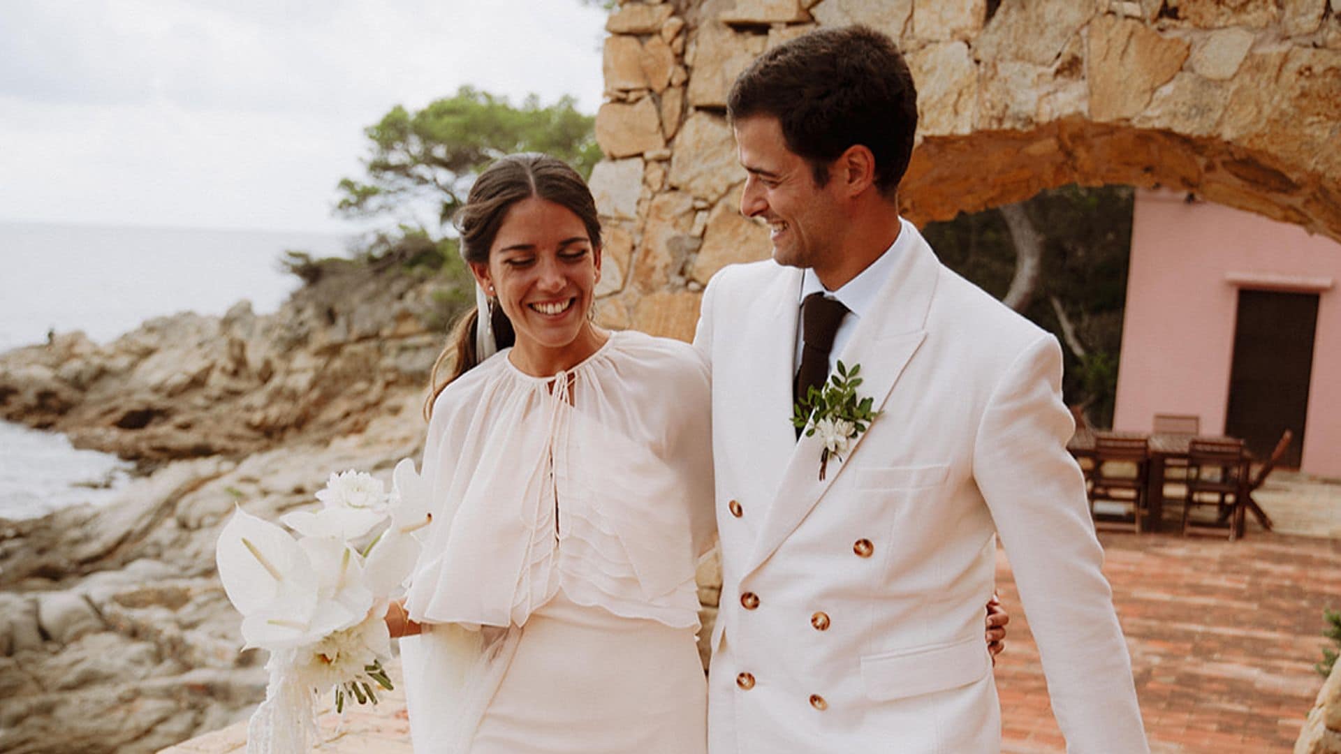 La boda de Alba en la Costa Brava: un vestido de novia con minivolantes y un ramo diseñado a ciegas