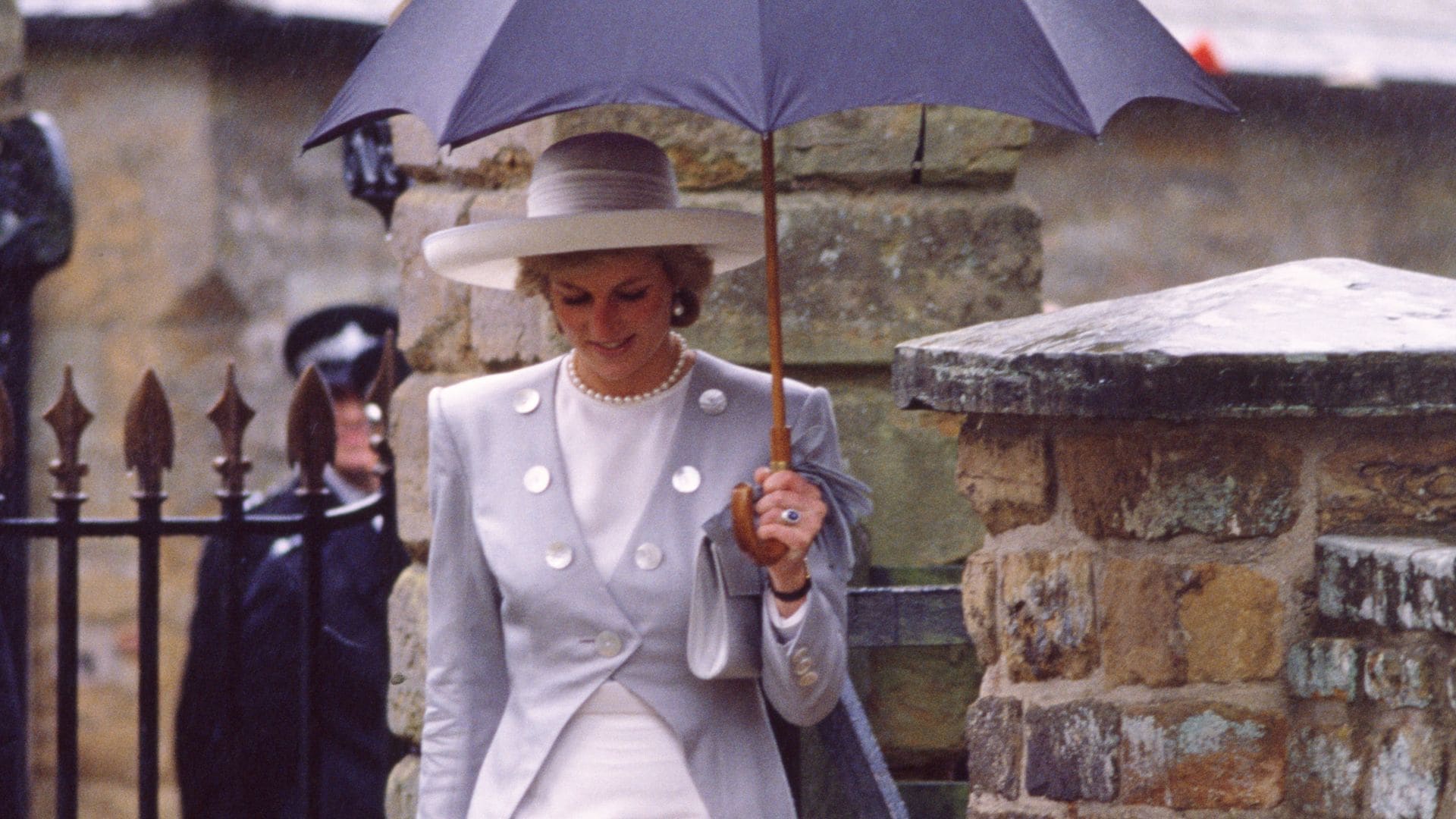 Diana de Gales en una boda con lluvia