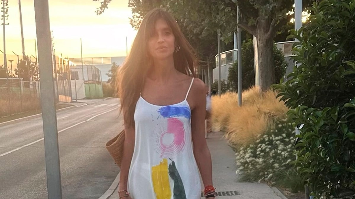 El vestido artístico de Sara Carbonero para un día de fútbol: un diseño de seda pintado a mano y valorado en más de 500 euros