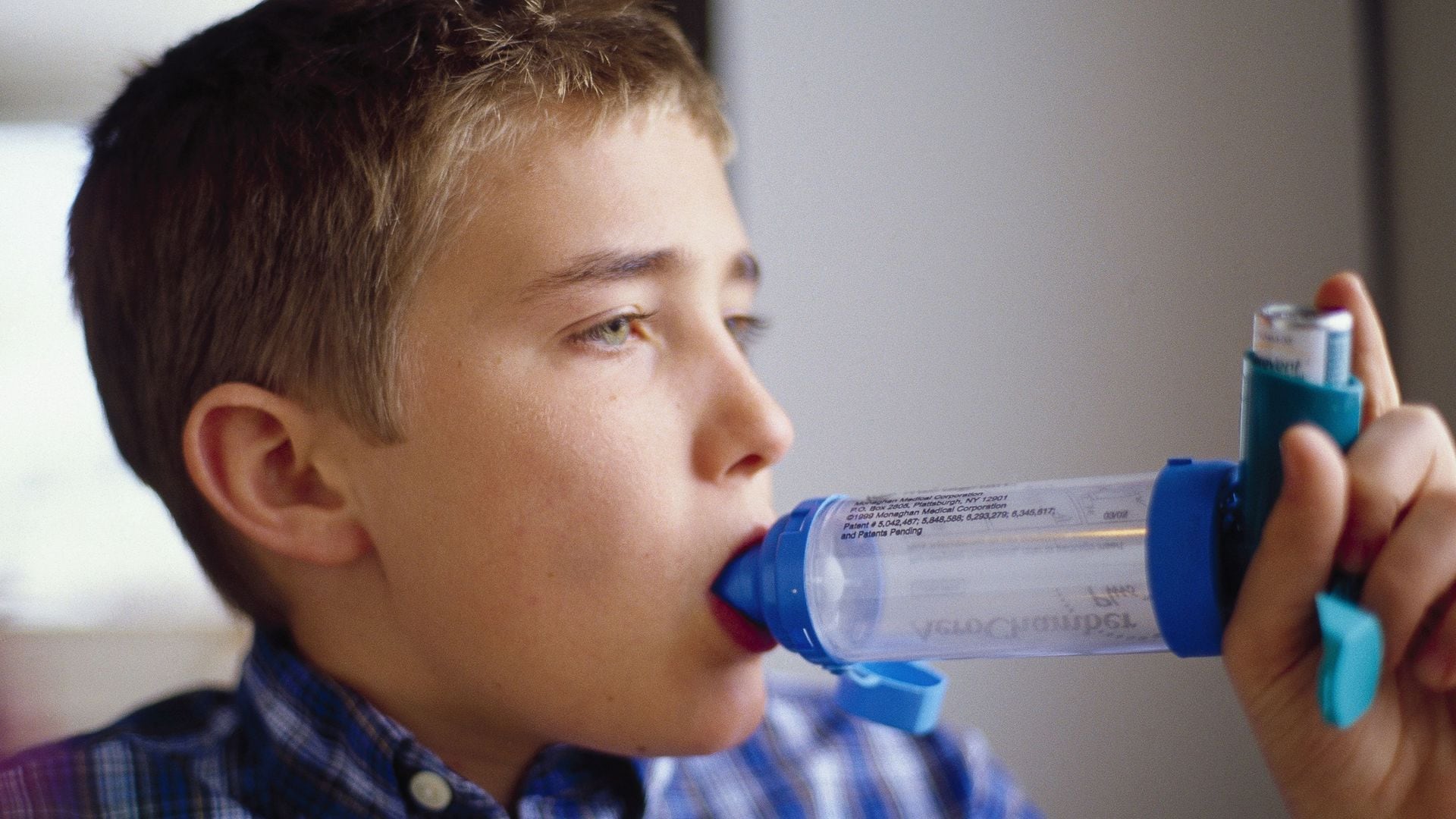 Niño con inhalador