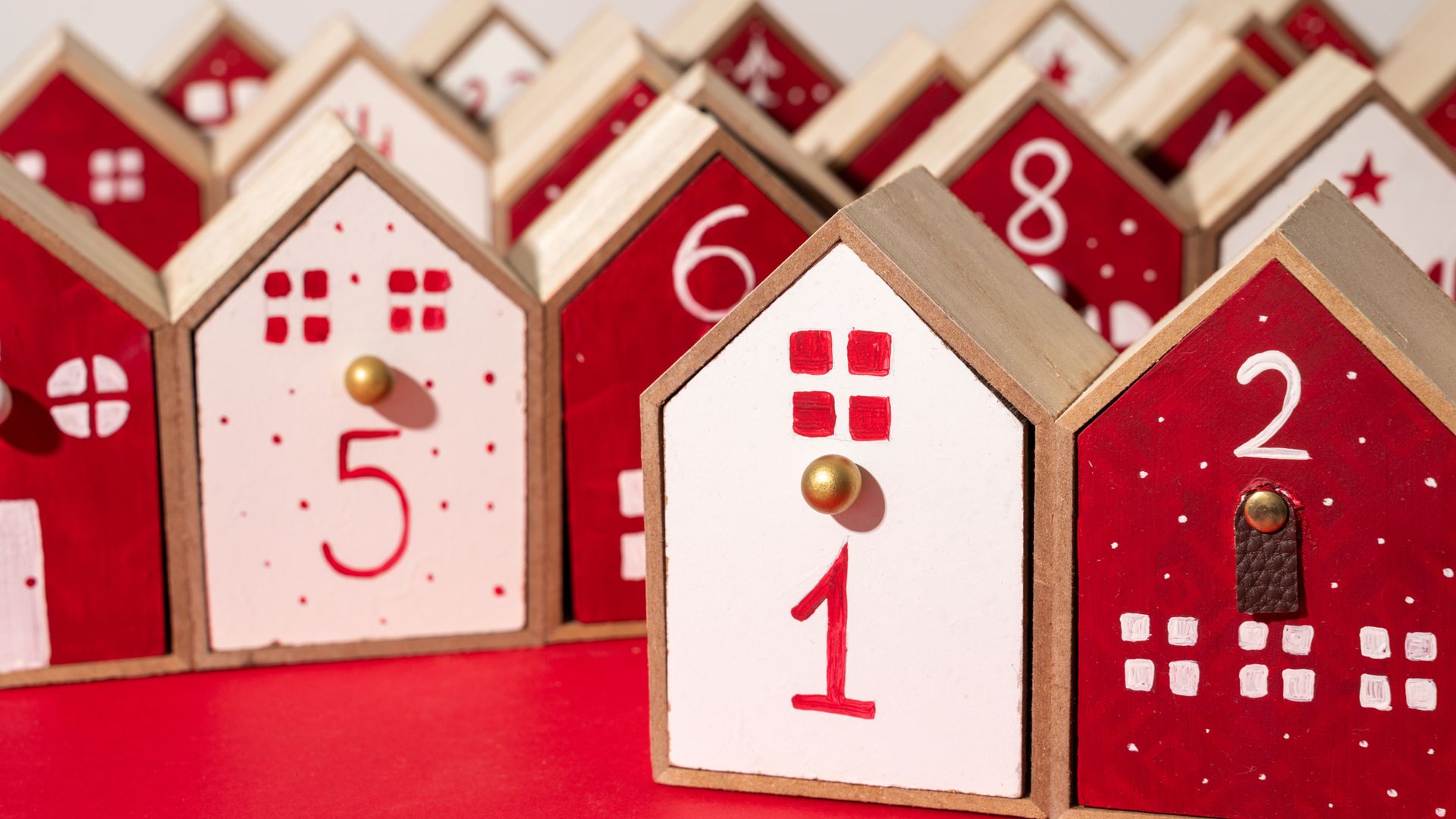 Calendario de Adviento casero personalizado con casas de madera