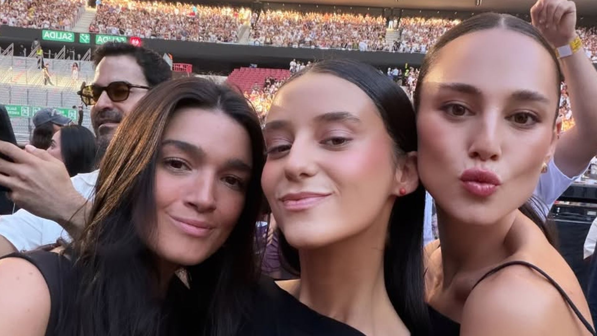 Victoria de Marichalar con sus mejores amigas, Rocío y Gabriela, en el concierto de Bad Bunny
