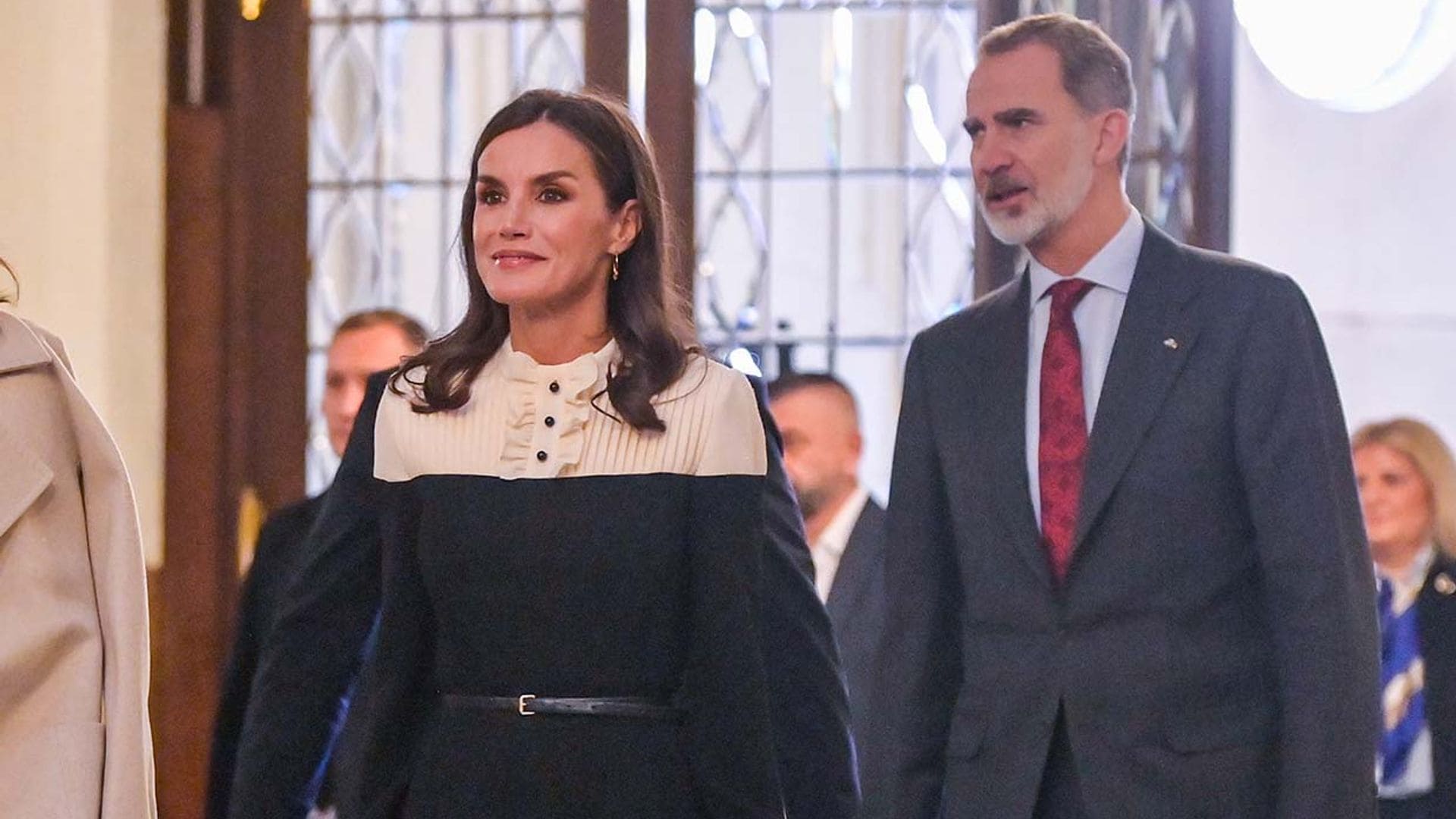Doña Letizia estrena un favorecedor mono victoriano de pantalón 'culotte'