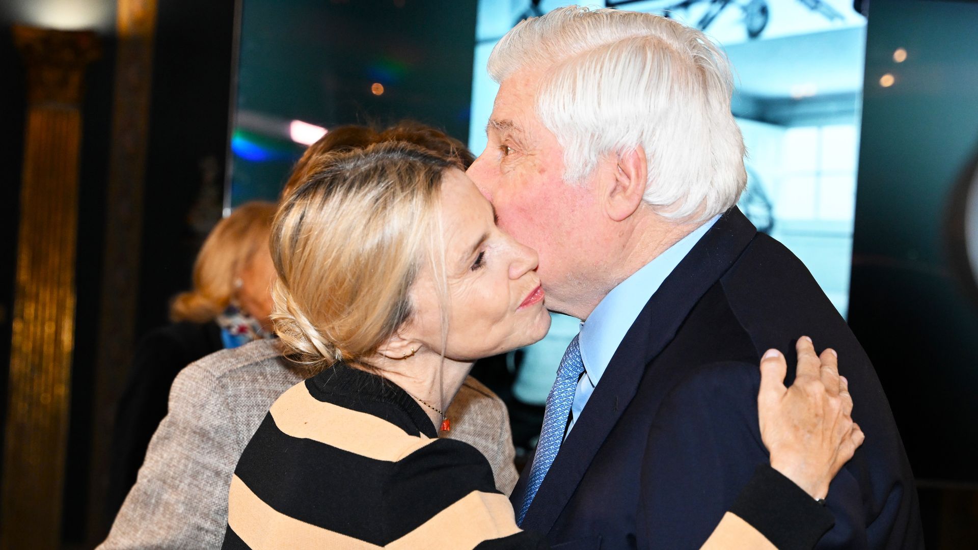 El beso y abrazo entre Eugenia y Carlos