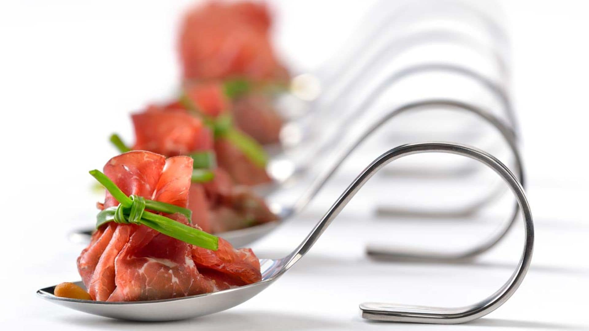 Cucharitas de bresaola rellenas de rúcula y parmesano