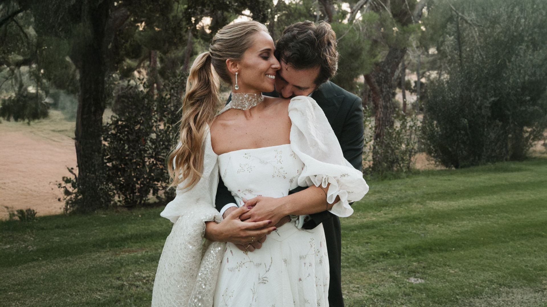 Novia con vestido con flores
