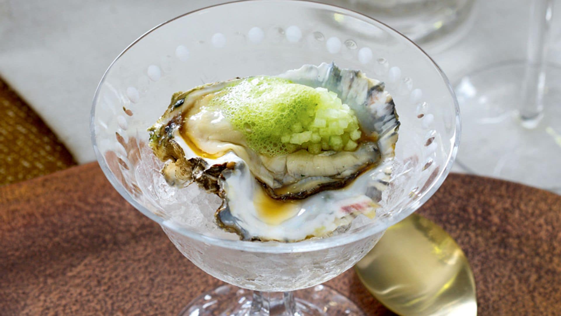 Ostra marinada en salsa 'ponzu', manzana, pepino, aire de cebolleta y cava