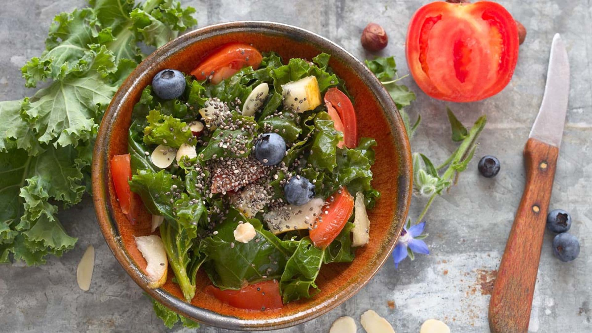 Ensalada de col rizada, tomate, frutos secos y chía